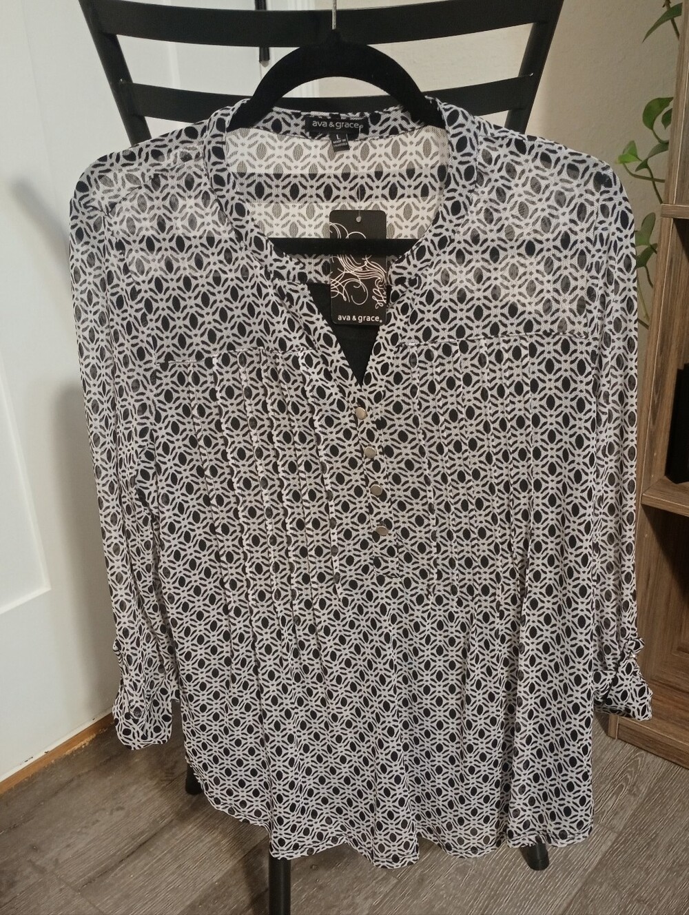 Ava & Grace Black and White Geometric Print Button-Front Blouse